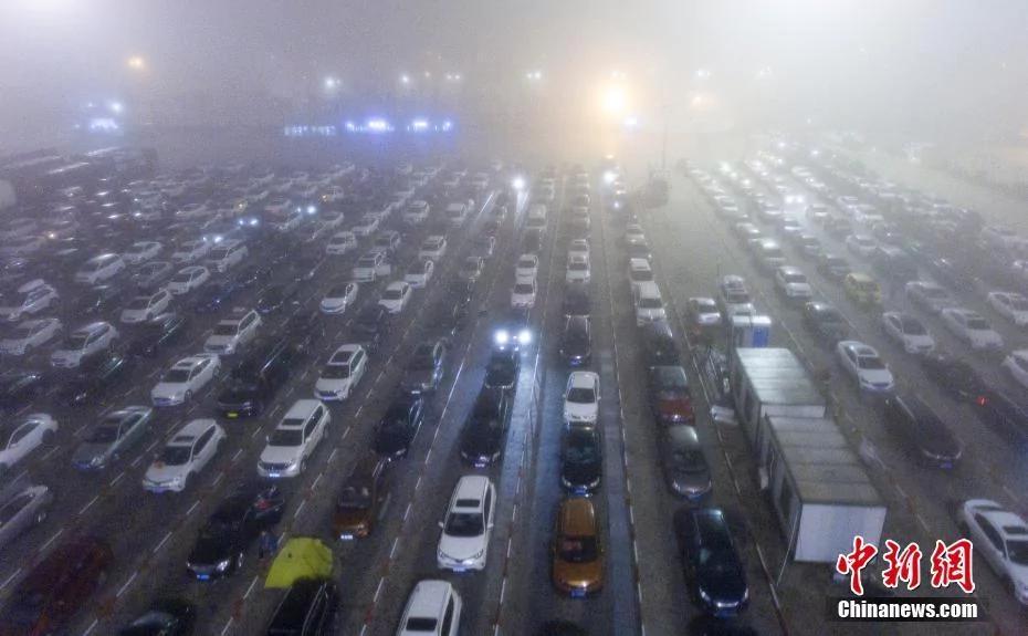 春節假期都過了 海口上萬輛車還堵著出不來! 4 春節假期都過了 海口上萬輛車還堵著出不來!