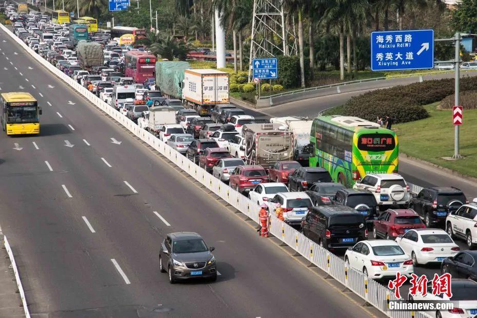 春節假期都過了 海口上萬輛車還堵著出不來! 9 春節假期都過了 海口上萬輛車還堵著出不來!