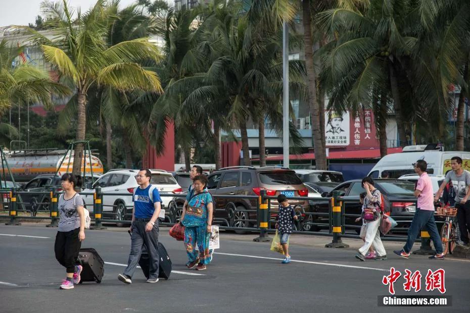 春節假期都過了 海口上萬輛車還堵著出不來! 14 春節假期都過了 海口上萬輛車還堵著出不來!