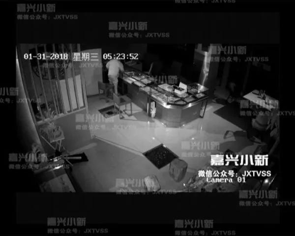 蠢賊潛入金店 偷走7根金條模型 ！
