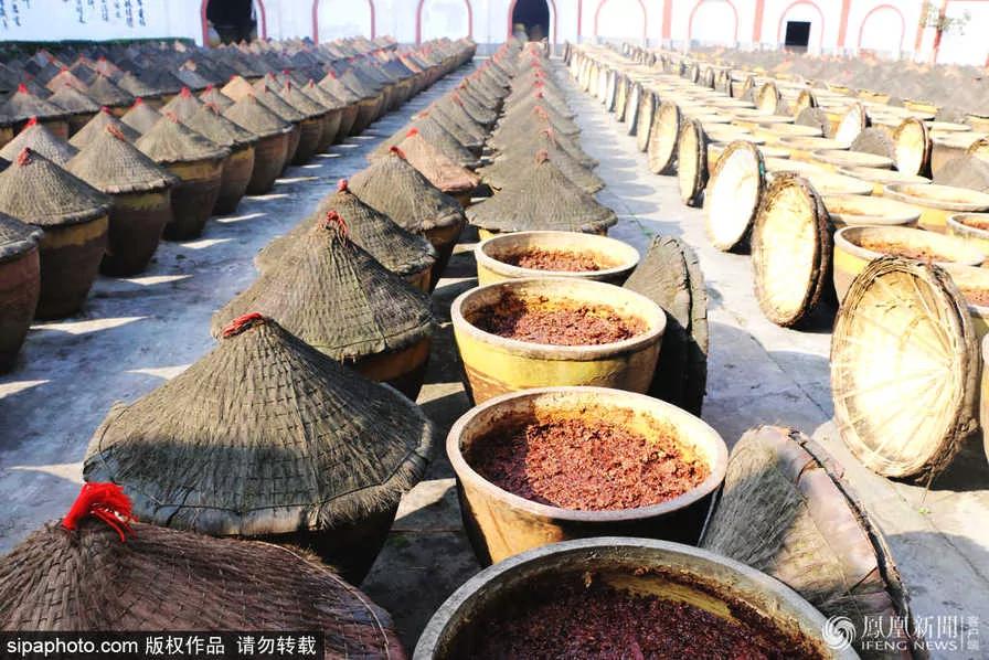 重慶5000個大醬缸釀造火鍋底料！