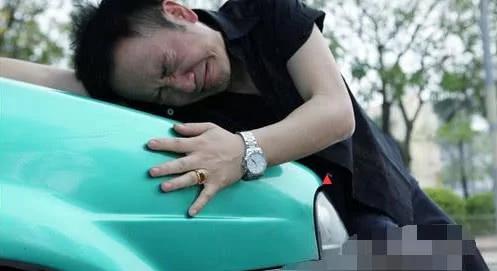 女司機被碰瓷男子扇耳光 她掏出2000：誰扇男子就歸誰！