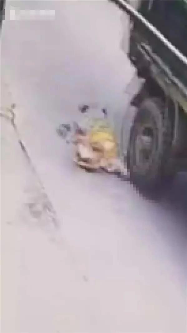 母親逛店把嬰兒車放路邊 小孩摔出慘遭貨車碾壓