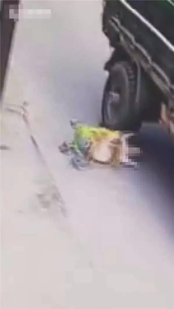 母親逛店把嬰兒車放路邊 小孩摔出慘遭貨車碾壓