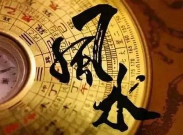 一對夫妻買了一塊地給兒子建房子 沒想到是個「大凶宅」！之後兒子的生活卻事事順利！