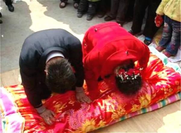 一對夫妻買了一塊地給兒子建房子 沒想到是個「大凶宅」！之後兒子的生活卻事事順利！