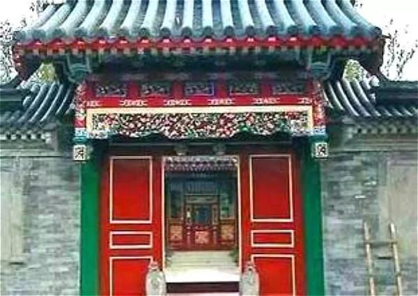一對夫妻買了一塊地給兒子建房子 沒想到是個「大凶宅」！之後兒子的生活卻事事順利！