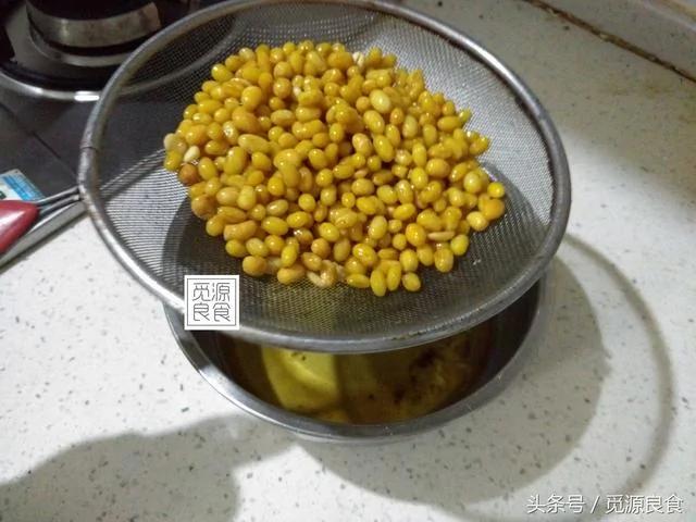 黃豆這樣做比花生米好吃、方法簡單、做零食和下酒菜非常香