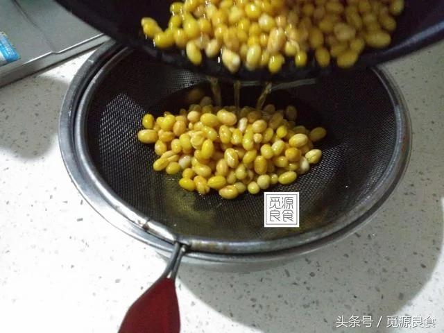 黃豆這樣做比花生米好吃、方法簡單、做零食和下酒菜非常香