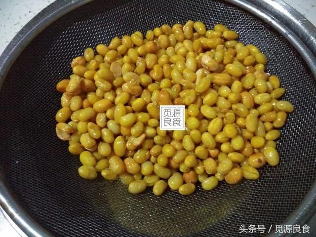 黃豆這樣做比花生米好吃、方法簡單、做零食和下酒菜非常香