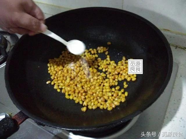 黃豆這樣做比花生米好吃、方法簡單、做零食和下酒菜非常香