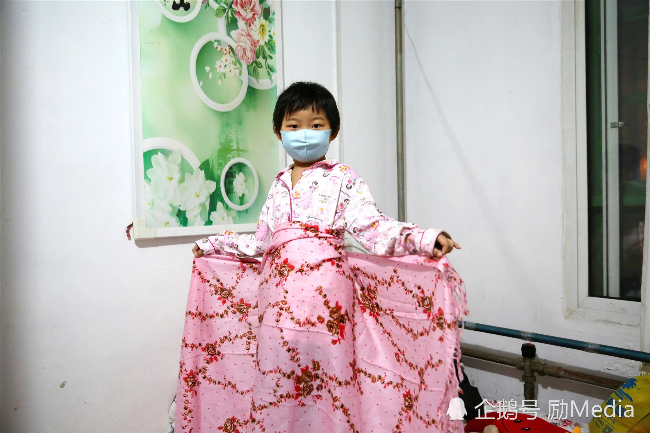 7歲女童患癌 父親欲放棄 奶奶用圍巾圓她公主夢！