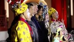 美国的唐纳德·川普总统和第一夫人梅拉尼亚, 中共国家主席习近平和夫人彭丽媛在北京紫禁城观赏京剧,和演员合影(2017年11月8日)。