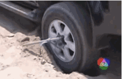 車輪打滑陷入泥坑 踩油門只會愈陷愈深…利用這種方法 1分鐘就可讓車子脫離困境了