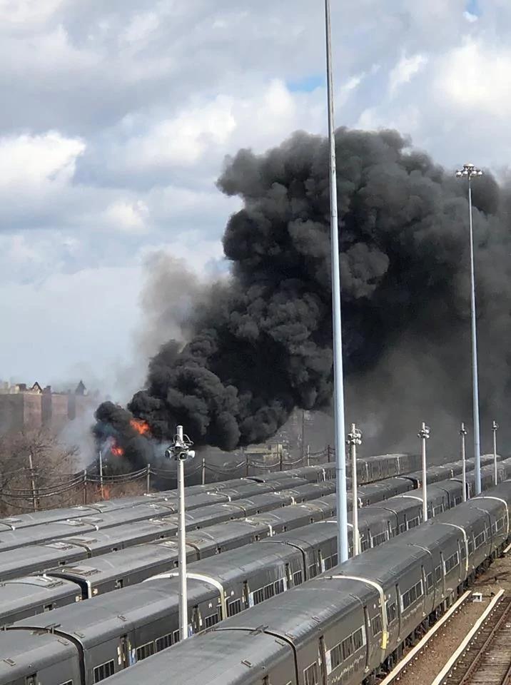 紐約長島鐵路失火 黑煙滾滾 交通停擺