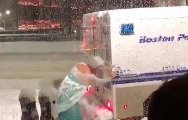 警車被困雪地中 男版「冰雪女王」來幫忙