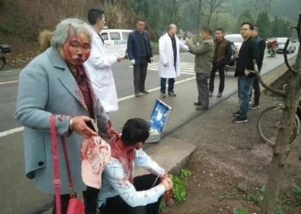 震驚！四川一男子家中殺父母女兒！再血洗大巴