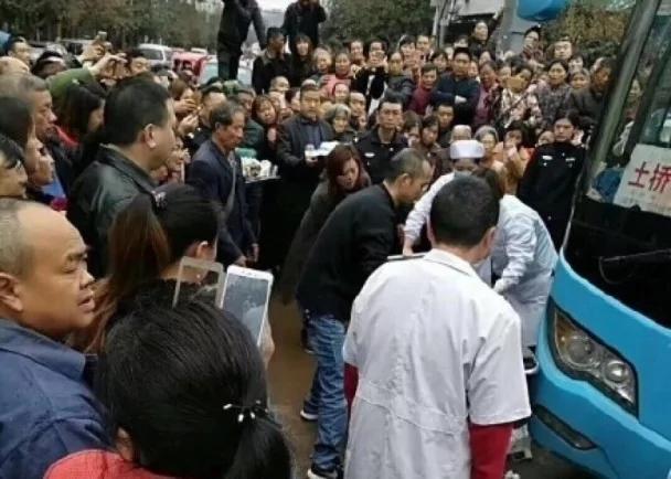 震驚！四川一男子家中殺父母女兒！再血洗大巴