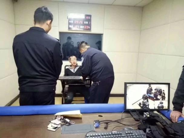震驚！四川一男子家中殺父母女兒！再血洗大巴