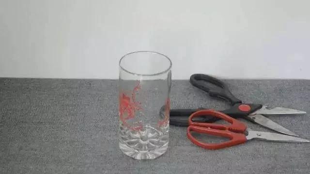 剪刀生鏽變鈍了怎麼辦？用它泡一泡 剪刀快速除銹變鋒利