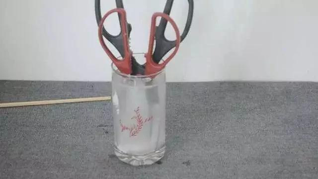 剪刀生鏽變鈍了怎麼辦？用它泡一泡 剪刀快速除銹變鋒利