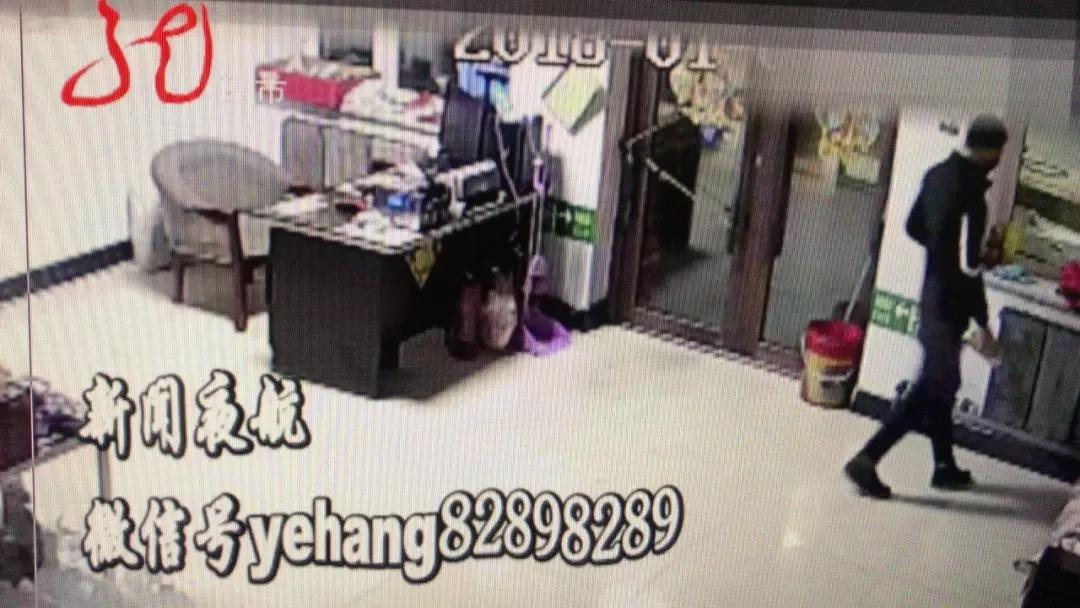 男子外出25萬元被盜 得知發小作案被拘還為其送飯 2 男子外出25萬元被盜 得知發小作案被拘還為其送飯