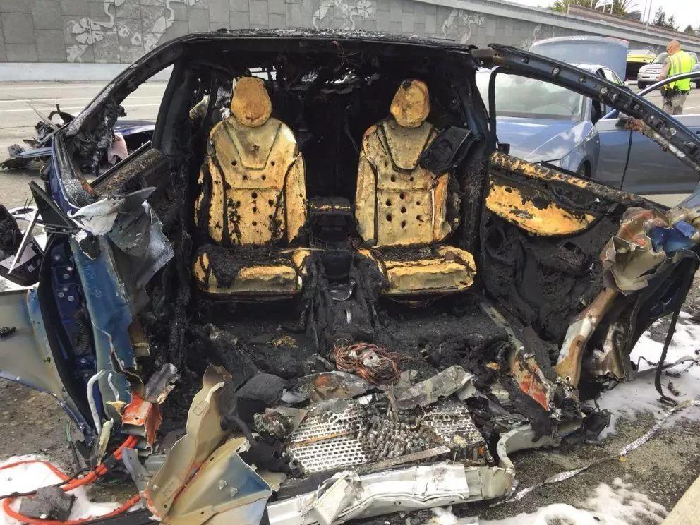 特斯拉Model X高速事故 一人喪命車體燒成空殼