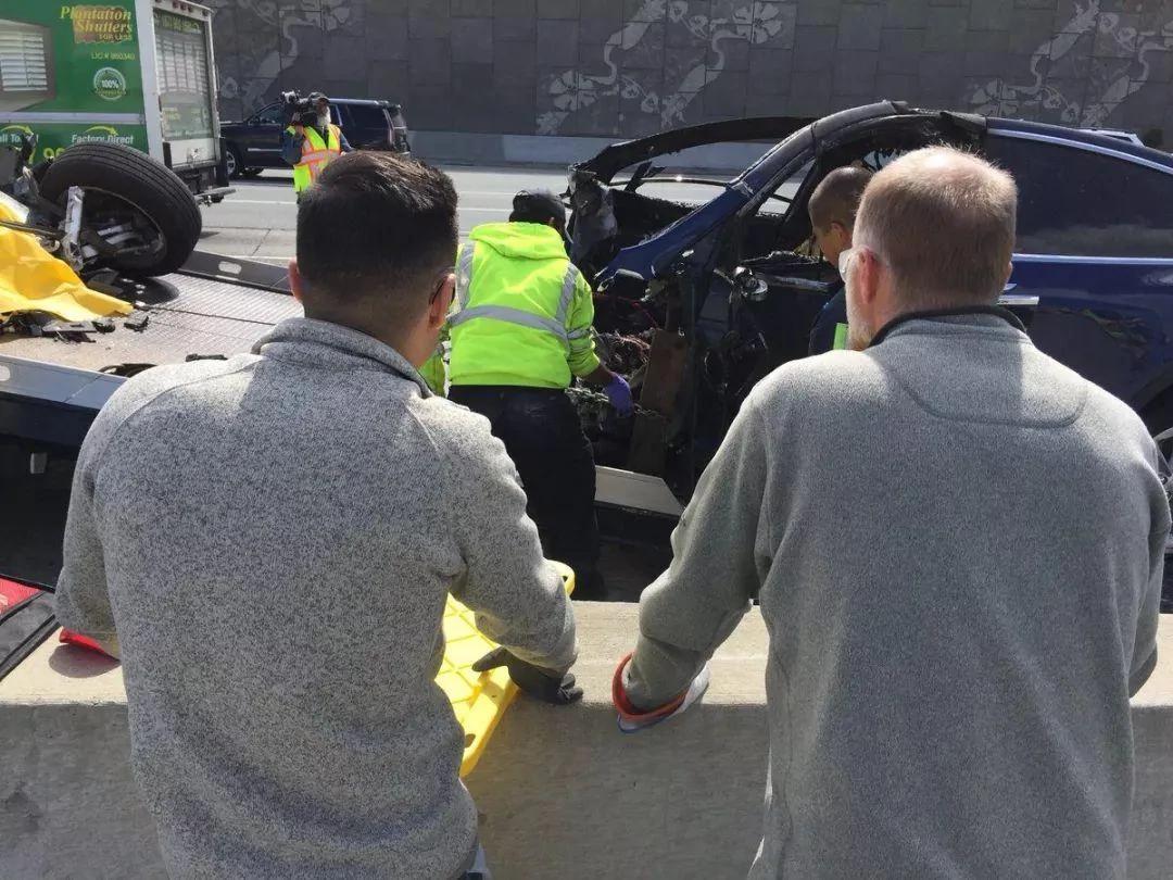 特斯拉Model X高速事故 一人喪命車體燒成空殼