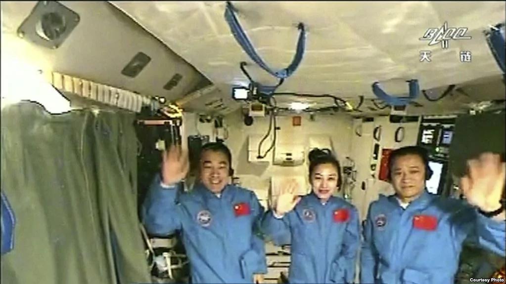 中国宇航员2013年6月20日在天宫一号上（中国官媒电视截屏）