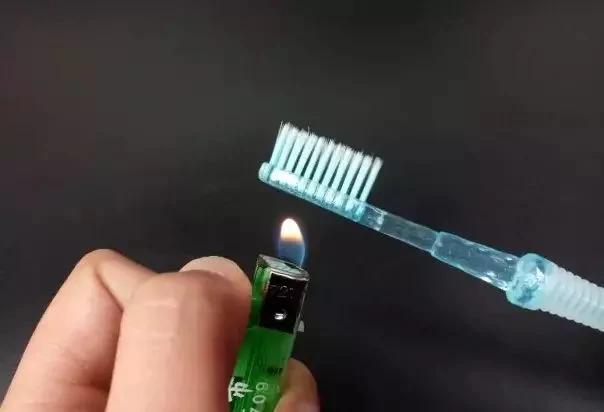 家裡的舊牙刷扔了?它還可以這樣用 3 家裡的舊牙刷扔了?它還可以這樣用