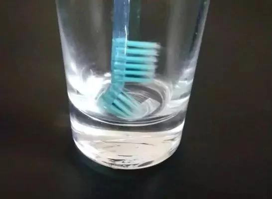 家裡的舊牙刷扔了?它還可以這樣用 5 家裡的舊牙刷扔了?它還可以這樣用