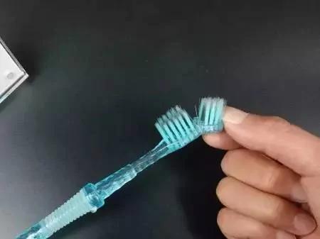 家裡的舊牙刷扔了?它還可以這樣用 4 家裡的舊牙刷扔了?它還可以這樣用