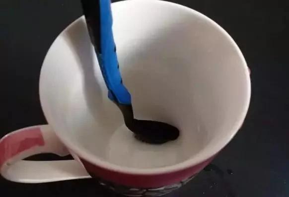 家裡的舊牙刷扔了?它還可以這樣用 7 家裡的舊牙刷扔了?它還可以這樣用