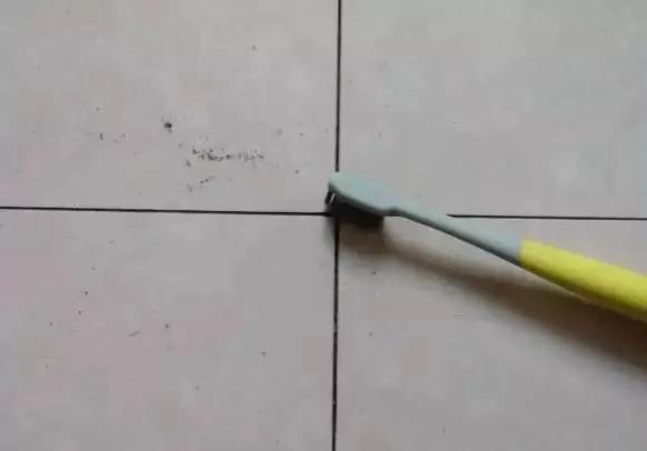 家裡的舊牙刷扔了?它還可以這樣用 10 家裡的舊牙刷扔了?它還可以這樣用