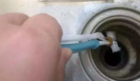 家裡的舊牙刷扔了?它還可以這樣用 14 家裡的舊牙刷扔了?它還可以這樣用