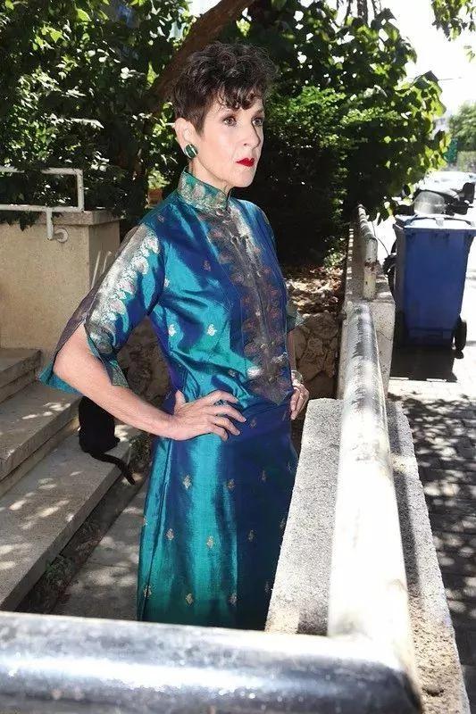 67歲美國老太太穿起中國旗袍 將美演繹到了極致！