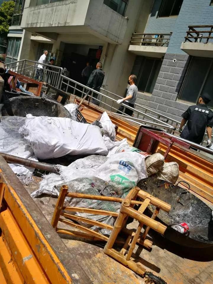 杭州小區住戶樓道內燒紙錢 熏死樓上九旬老太 4 杭州小區住戶樓道內燒紙錢 熏死樓上九旬老太