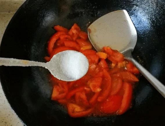 為什麼你做得西紅柿雞蛋湯不好喝？看看飯店大廚怎麼做番茄雞蛋湯