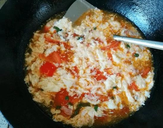 為什麼你做得西紅柿雞蛋湯不好喝？看看飯店大廚怎麼做番茄雞蛋湯