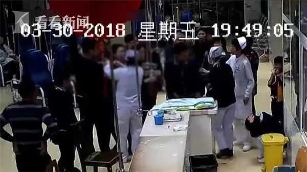 61歲老太見外孫嘴角有血 怪罪護士當場毆打3分鐘！
