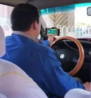 怕不怕!公交司機竟邊開車邊看小說打麻將 5 怕不怕!公交司機竟邊開車邊看小說打麻將