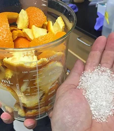 為什麼最好別喝外賣塑料杯里的帶皮橙汁或檸檬汁？ 科學DIY