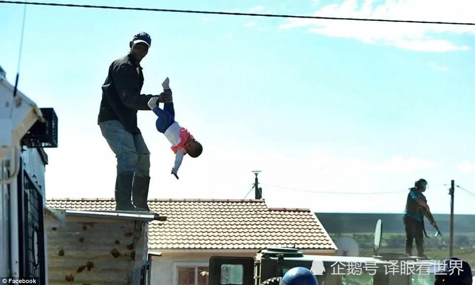 為阻止拆房 南非一男子將6個月的女兒從屋頂扔下