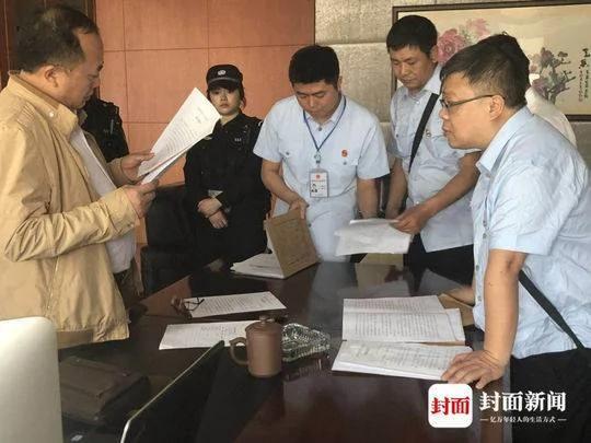 員工受傷公司賴賬多年 老闆被拘傳後下屬抱來10萬 2 員工受傷公司賴賬多年 老闆被拘傳後下屬抱來10萬
