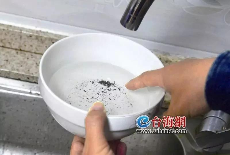 女子刷牙水龍頭裡流出恐怖東西 家人被這一幕驚呆