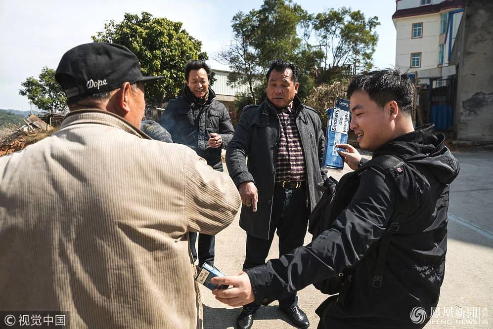 在非洲發財歸來的中國農村青年們