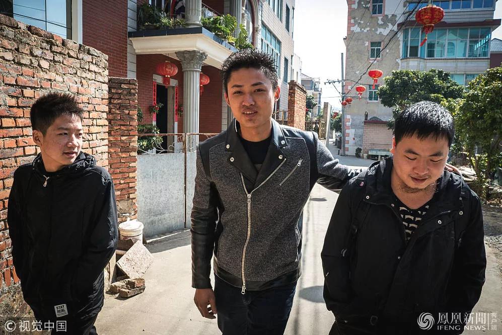 在非洲發財歸來的中國農村青年們