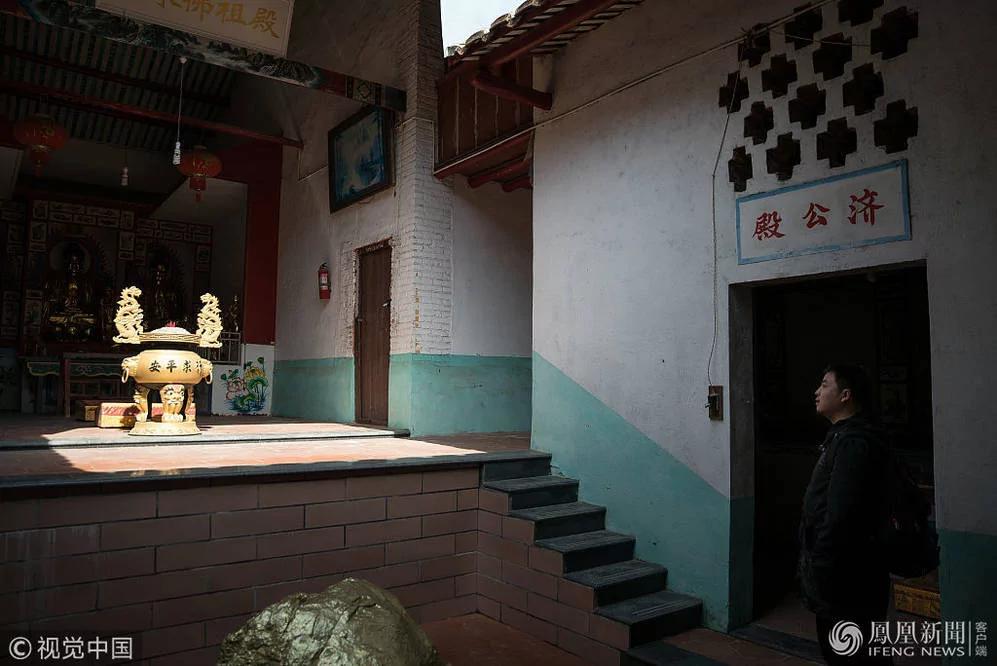 在非洲發財歸來的中國農村青年們