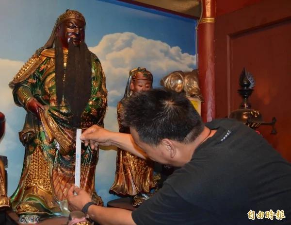 台媒:神跡?雕刻師證實 關聖帝君神像鬍鬚多長23公分 2 台媒:神跡?雕刻師證實 關聖帝君神像鬍鬚多長23公分
