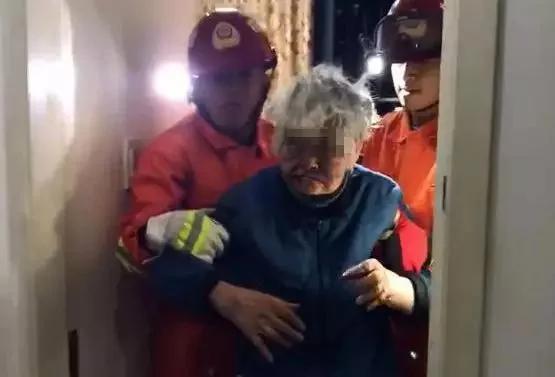 老人被兒子鎖在窗檯滿臉是傷 獲救後不願就醫:沒錢! 4 老人被兒子鎖在窗檯滿臉是傷 獲救後不願就醫:沒錢!